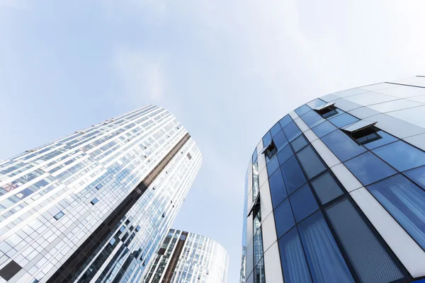 Modernes Bürogebäude außen und Himmel — Stockfoto