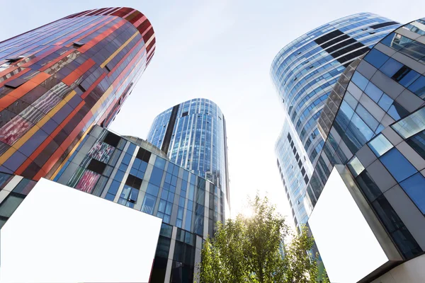 Moderno edificio de oficinas de negocios exterior y cielo — Foto de Stock