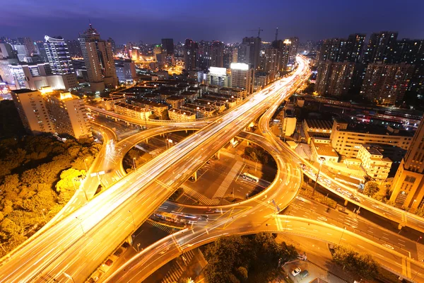 Nowoczesny ruch miejski i panorama miasta w nocy Shanghai. — Zdjęcie stockowe