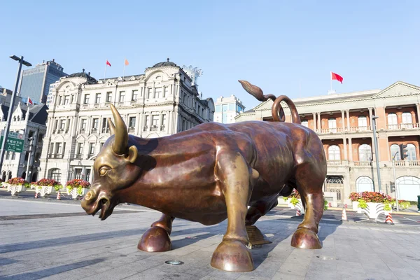 铜牛塑像在现代城市的街道上 — 图库照片