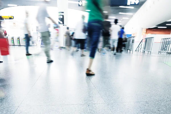 Passeggeri che camminano nelle ore di punta alla stazione della metropolitana — Foto Stock