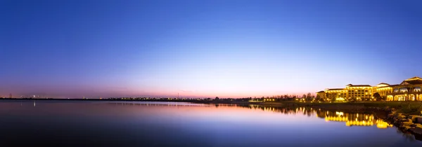 Beau coucher de soleil au bord du lac — Photo
