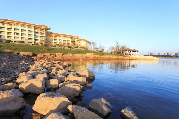 Skyline y lago cerca de resort en suburbio . — Foto de Stock