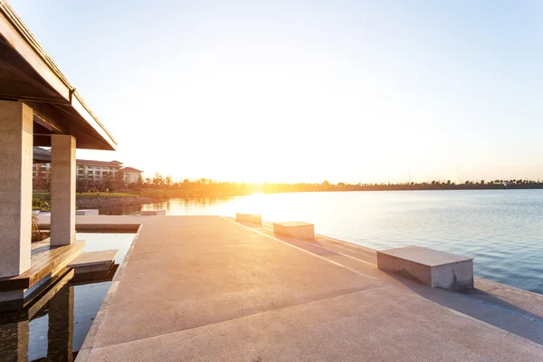 Solnedgang ved innsjø nær feriestedet – stockfoto