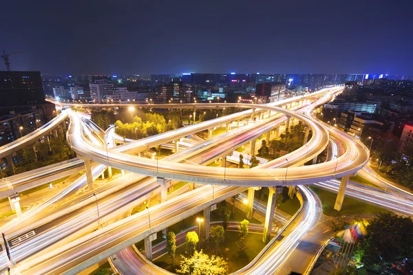 Skyline och trafik — Stockfoto