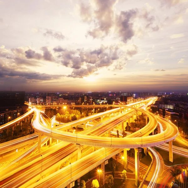 Skyline och trafik — Stockfoto