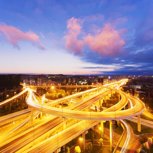 Skyline e traffico — Foto Stock