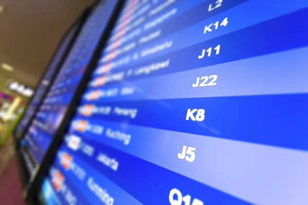 Tablero de pantalla en aeropuerto — Foto de Stock