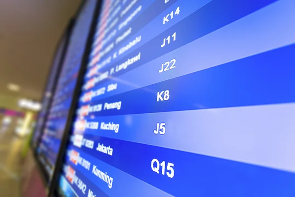 Tablero de pantalla en aeropuerto — Foto de Stock