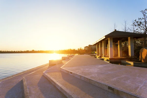 Sunset skyline near resort lakeside — Stock Photo, Image