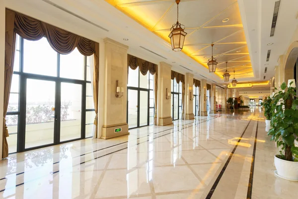 Современный интерьер и коридор отеля — стоковое фото