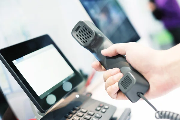 Hand med videotelefon på utställning. — Stockfoto