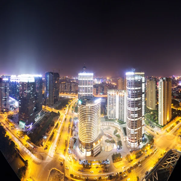 Sentiers de circulation et paysage urbain la nuit — Photo