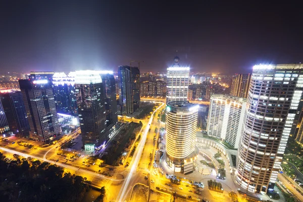 Senderos de tráfico y paisaje urbano por la noche — Foto de Stock