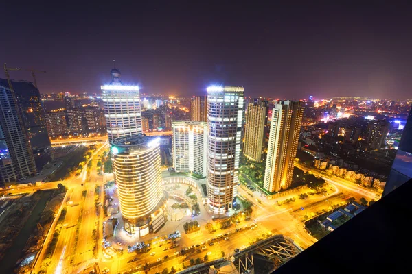 Senderos de tráfico y paisaje urbano por la noche — Foto de Stock