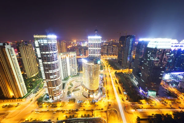 Senderos de tráfico y paisaje urbano por la noche — Foto de Stock
