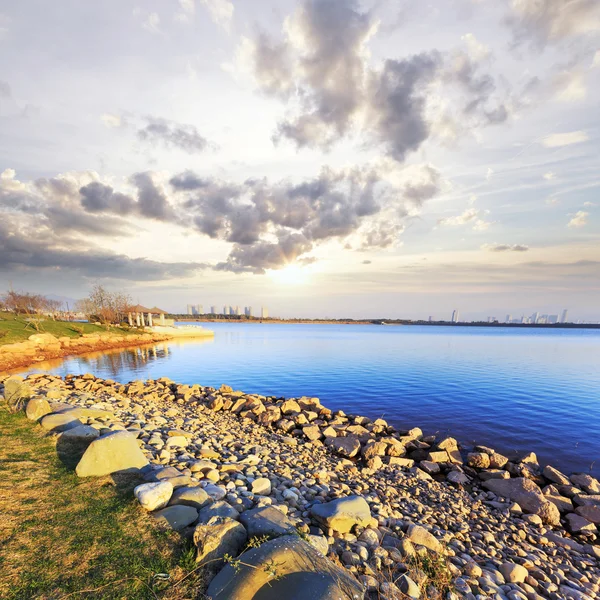 Panorama a jezero nedaleko letoviska na předměstí. — Stock fotografie