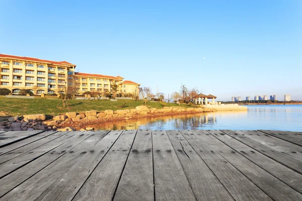 Skyline y lago con tablón cerca de resort en suburbio . —  Fotos de Stock