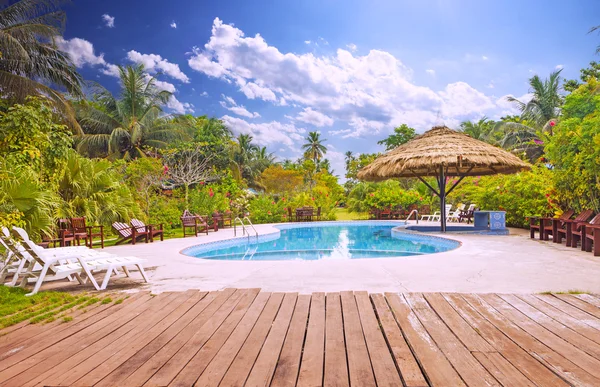 Resort-Schwimmbad mit leerer Planke — Stockfoto
