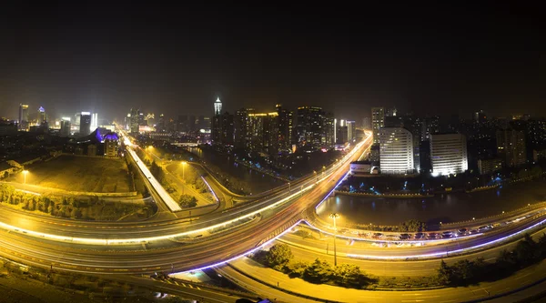 Panoramautsikt över stadssilhuetten och trafik — Stockfoto