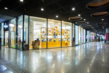 Alışveriş merkezinde dükkan önü
