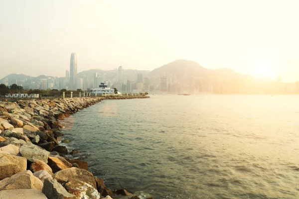 Seacoast s výhledem na panorama Hong Kong — Stock fotografie