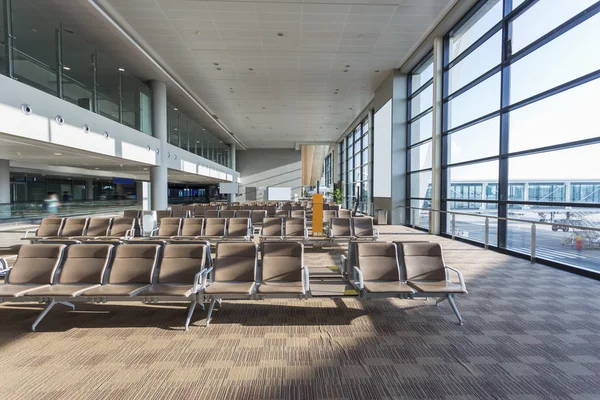 近代的な空港待っているホールのインテリア — ストック写真