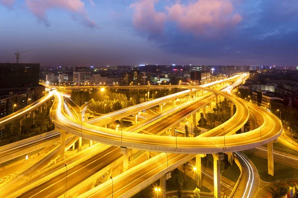 Skyline och trafik spår på highway korsning — Stockfoto