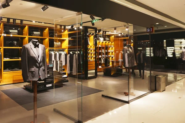 Modern moda alışveriş mağazası ve vitrin                