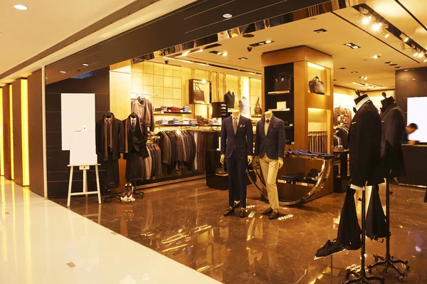 Modern moda alışveriş mağazası ve vitrin — Stok fotoğraf