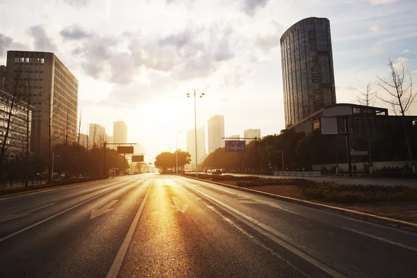 Modern şehir yol olay yerinde günbatımı — Stok fotoğraf