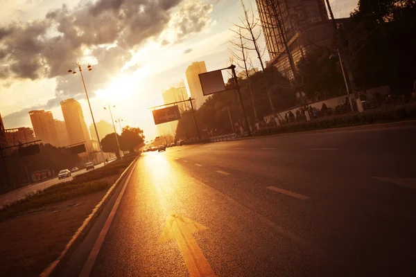 Moderna scena stradale cittadina al tramonto — Foto Stock