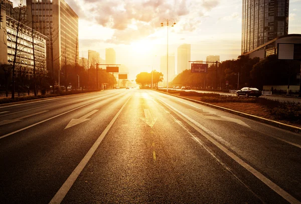 Moderne stad weg scène bij zonsondergang — Stockfoto