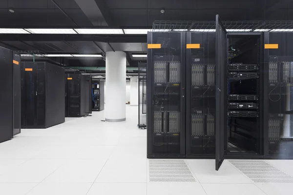 Телекоммуникационный сервер в центре обработки данных — стоковое фото