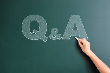 Yazı tahtası üzerinde yazılı Q&A