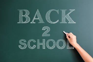 Tahtaya yazılı okula dönüş.