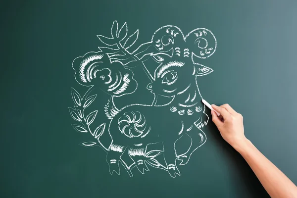 Dessin animé mouton dessiné sur tableau noir — Photo