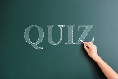 yazı tahtası üzerinde yazılı quiz