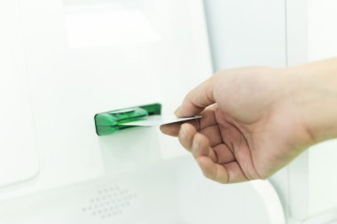 adam Atm içine kredi kartı takın