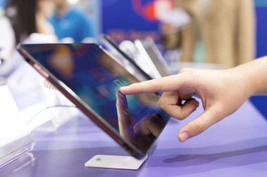 dokunmatik tablet ekran ve işletmek