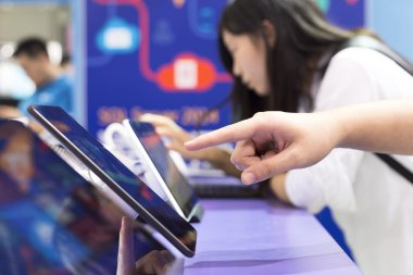dokunmatik tablet ekran ve işletmek
