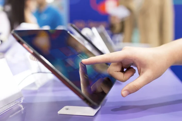 Touch schermo tablet e operare — Foto Stock