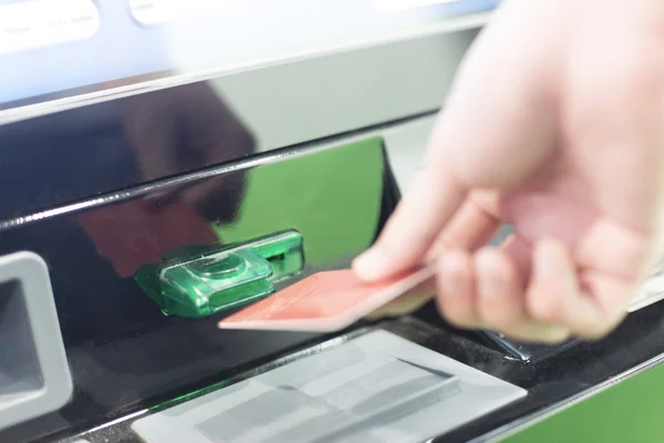 Hombre insertar tarjeta de crédito en el cajero automático —  Fotos de Stock