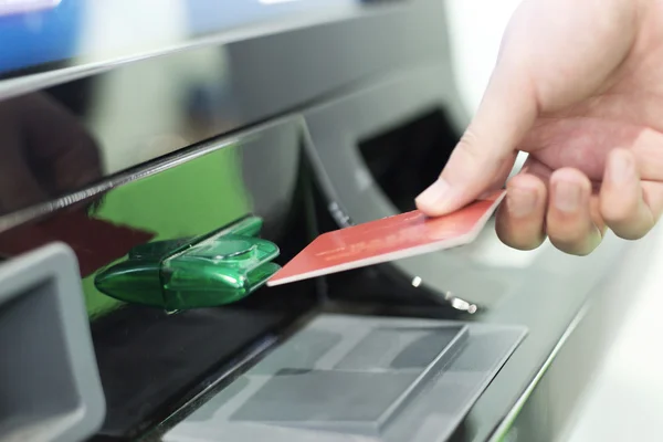 Homme insérer une carte de crédit dans ATM — Photo