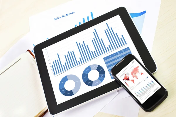 Бізнес-фінансова діаграма та графічний звіт відображаються в мобільному пристрої — стокове фото