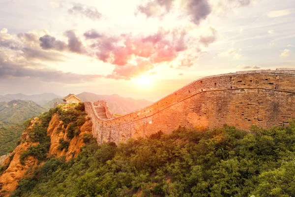 Wahrzeichen von China, große Mauer bei Sonnenuntergang — Stockfoto