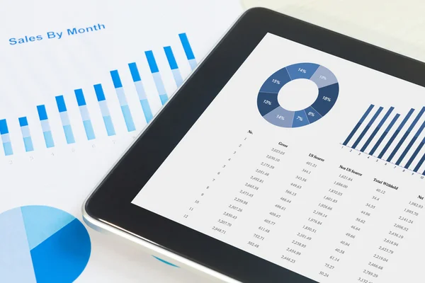 Tablet digital e smartphone com relatório de gráfico financeiro, papel — Fotografia de Stock