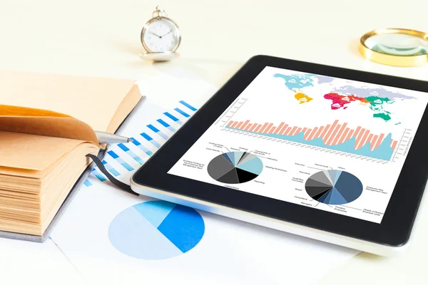 Tablet digital con informe de gráfico financiero — Foto de Stock