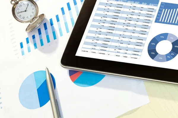 Digitales Tablet mit Finanzdiagramm-Bericht — Stockfoto