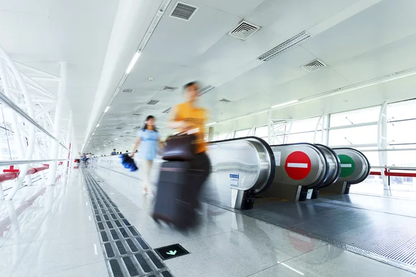 People ar airport corridor and escalator — Stock Photo, Image